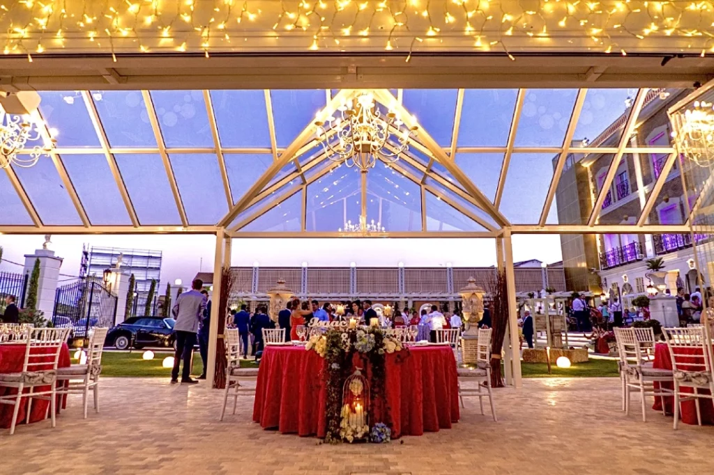 salón de bodas decorado con luces