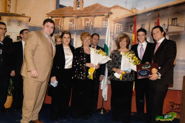 equipo palacete de la ochava recibiendo un premio