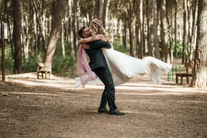 una pareja de novios recién casados se abrazan