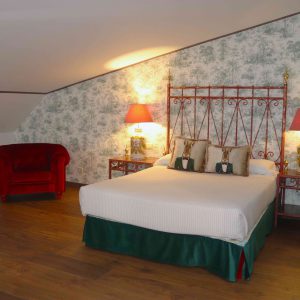 habitación inspirada en gucci con cama de matrimonio y cojines cuadrados con dibujo de conejo